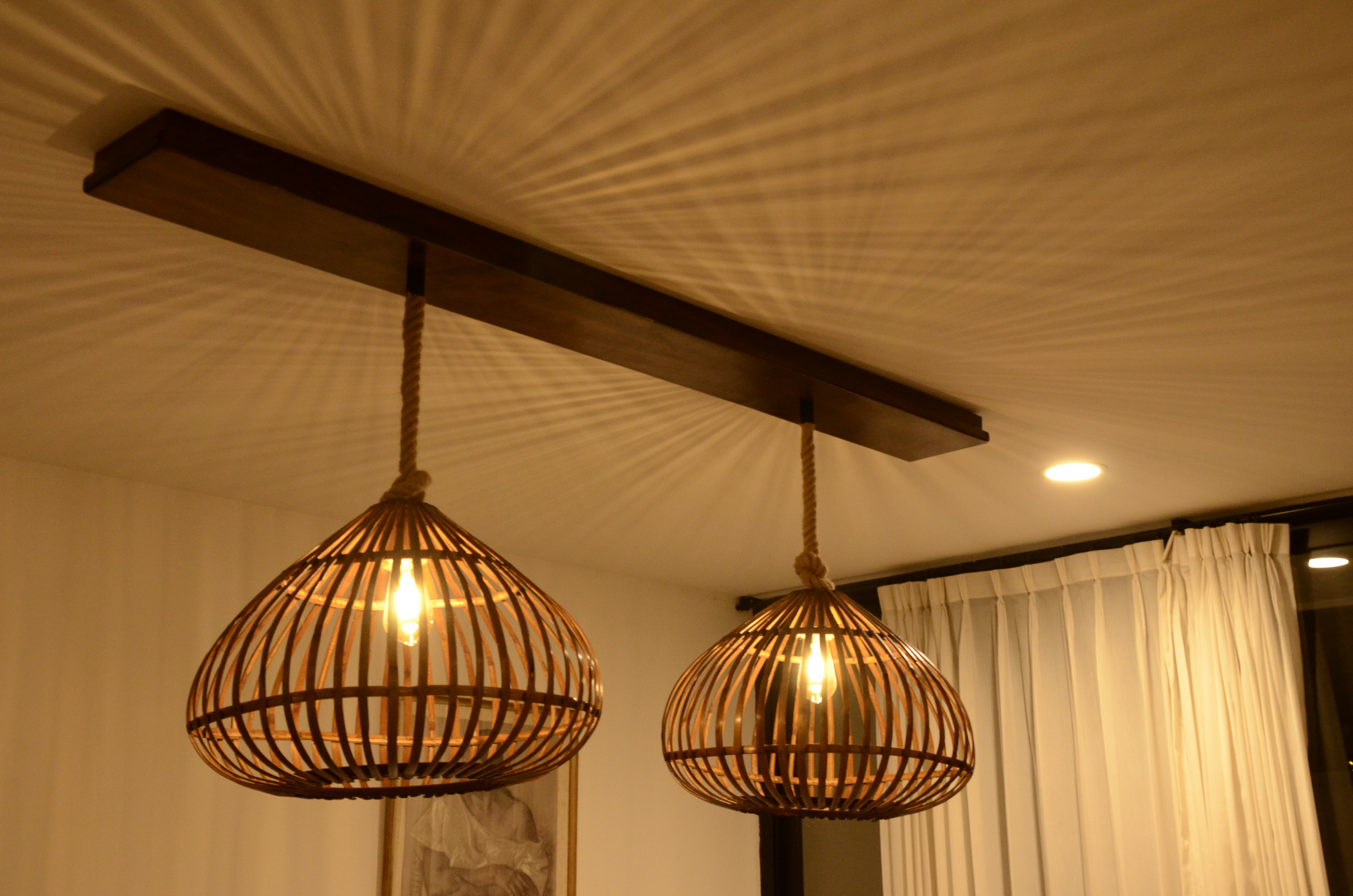 Luminaria Orgánica de Nogal Sólido y Colgantes de Palma