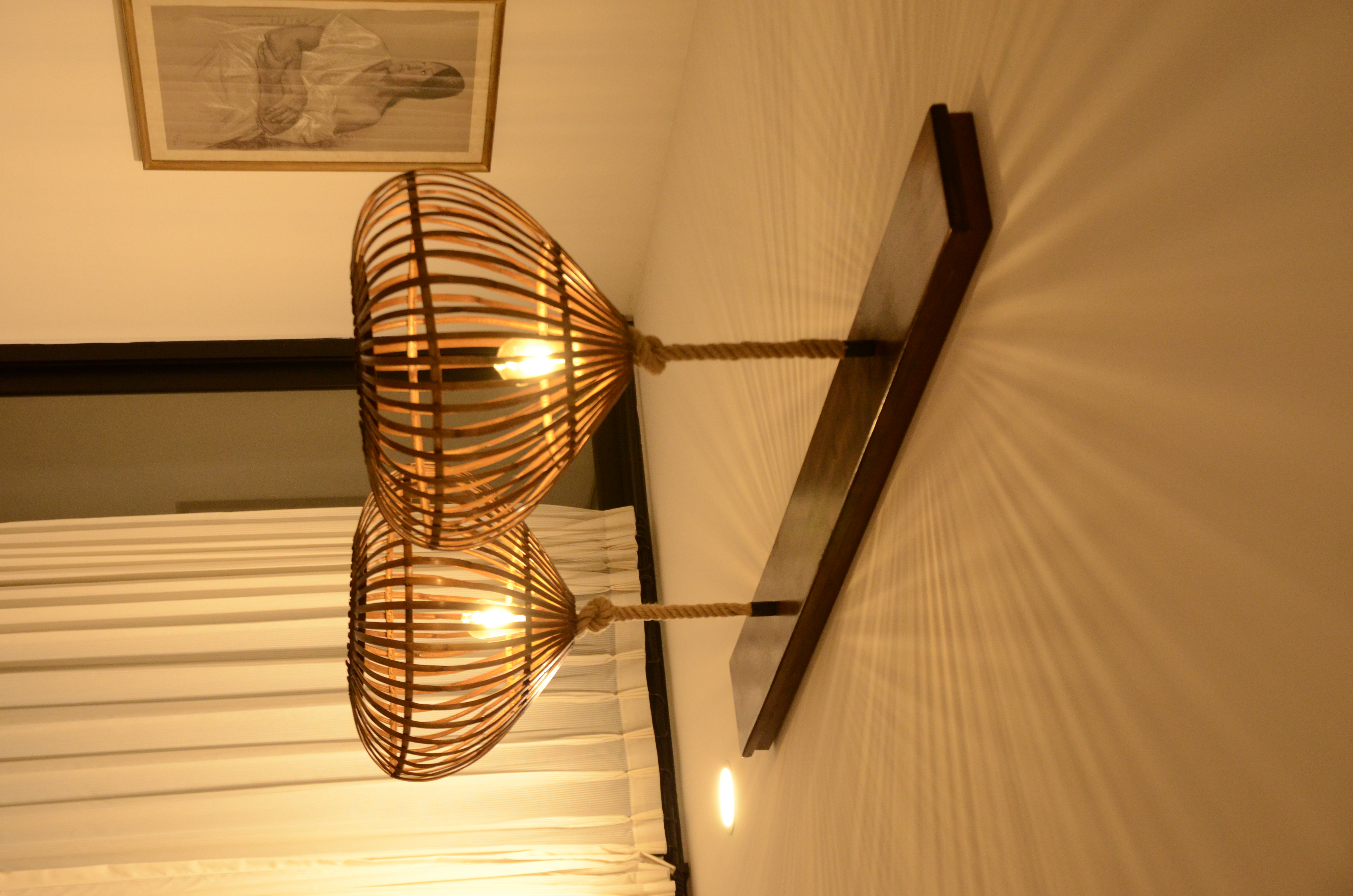 Luminaria Orgánica de Nogal Sólido y Colgantes de Palma — thumbnail 2