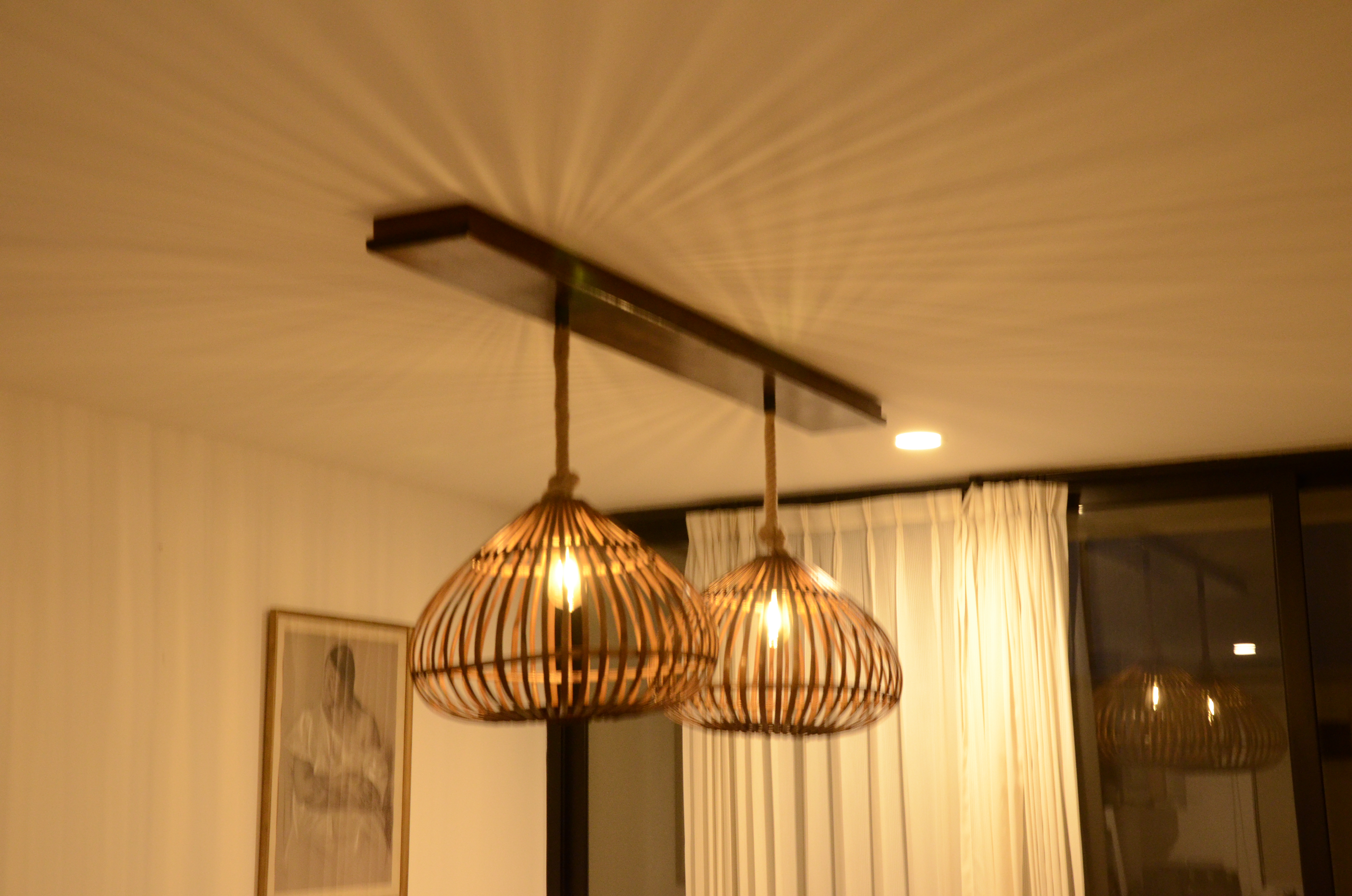 Luminaria Orgánica de Nogal Sólido y Colgantes de Palma — thumbnail 3